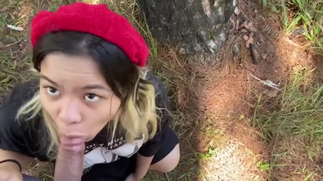 Молодая японка уединилась с парнем в лесу, чтобы пососать его большой член